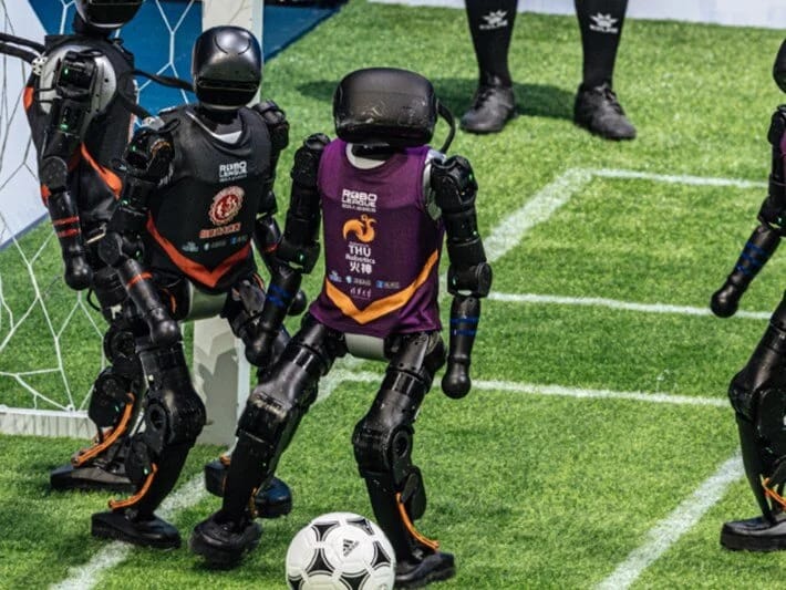İnsanabənzər robot futbol turniri xaosa çevrildi