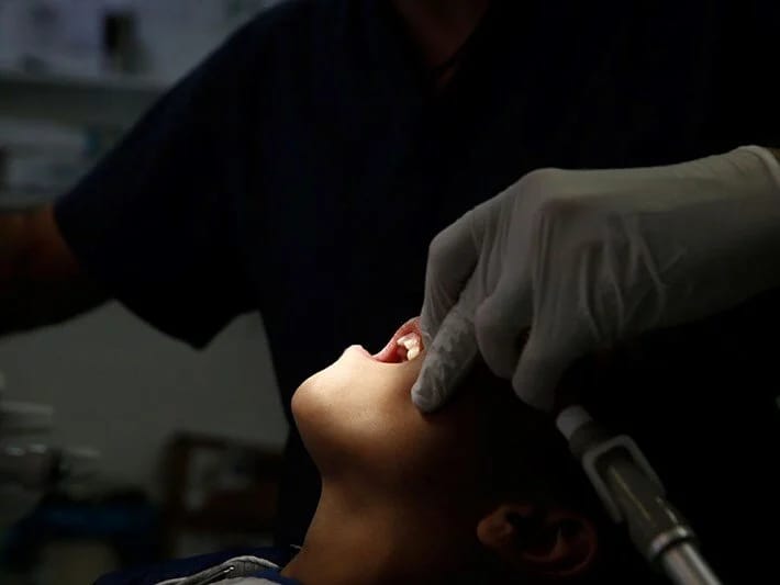 Saxta diş həkimi qalmaqalı: Onlayn videolara baxaraq kanal müalicəsi apardılar