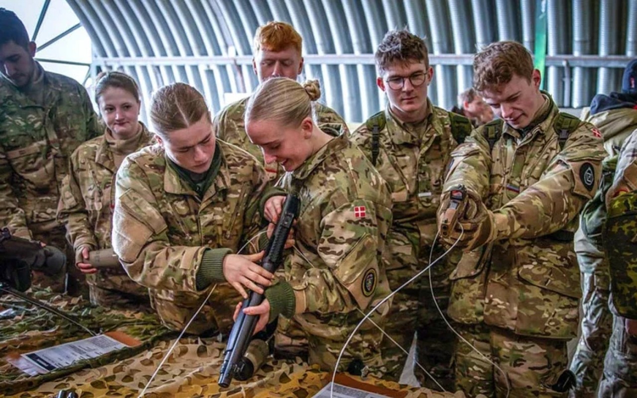 Bu ölkədə xanımlar da əsgər gedəcək