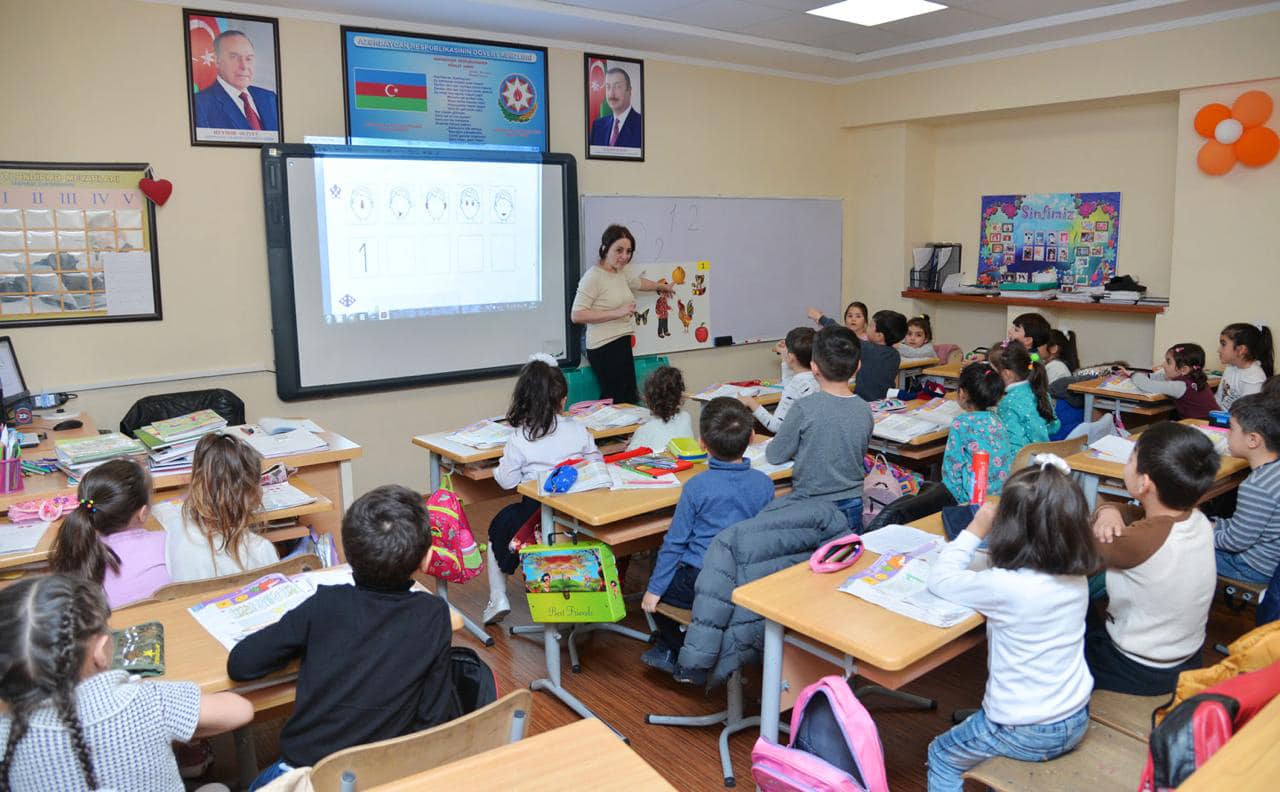 Nazirlikdən rus dilində tədrisin dayandırılacağı ilə bağlı yayılan məlumatlara münasibət