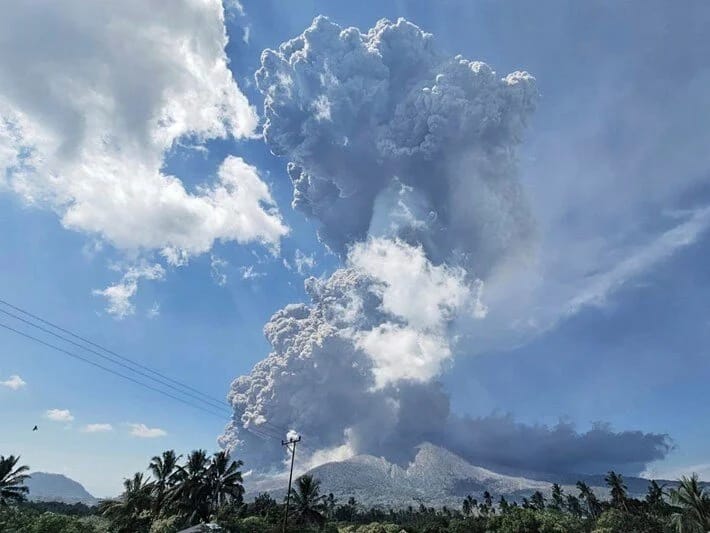 İndoneziyada vulkan püskürüb: Küllərin hündürlüyü 18 kilometrə çatıb