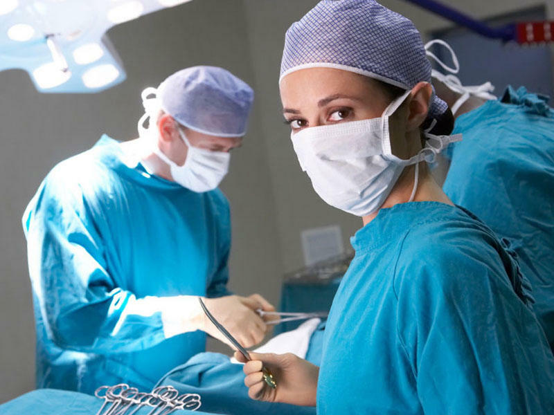 Daha bir həkim əməliyyat vaxtı canlı yayım açdı - FOTO