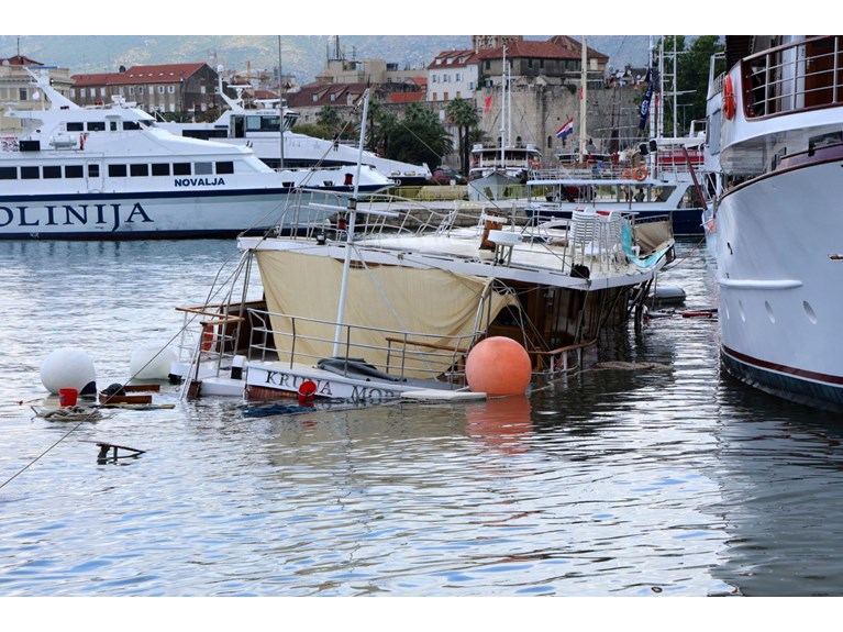 Xorvatiyada güclü yağış və fırtına: Gəmi bərə batdı