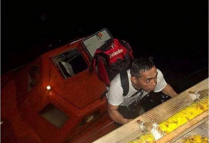 Daha bir Yunan gəmisi vuruldu: İki nəfər ölüb, ikisi itkin düşüb