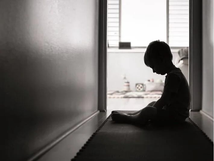 Ata virusa meyilli uşaqlarını dünyadan təcrid edir: Onların əsas ünsiyyət bacarıqları yoxdur