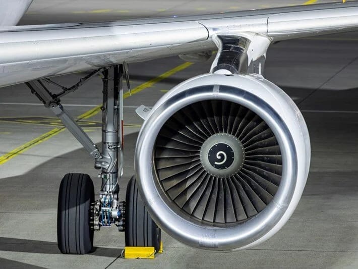 Hava limanında dəhşətli ölüm: İnsan təyyarənin mühərrikinə girdi və öldü