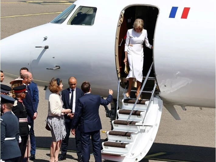 Makron əlini uzatdı, arvadı ona məhəl qoymadı