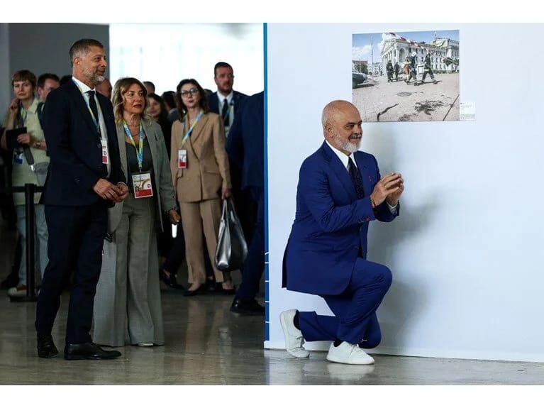 Albaniyanın baş naziri Rama yenidən Meloni qarşısında diz çökdü