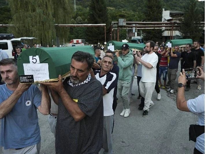 7 qurbanın cəsədi 30 ildən sonra məqbərəyə köçürüldü