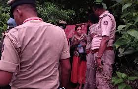 Hindistan polisi iki uşaqla mağarada yaşayan rus qadını tapıb