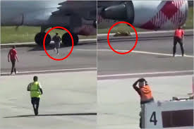 İtaliyada kişinin təyyarənin mühərrikinə düşərək ölməsinin görüntüləri yayıldı