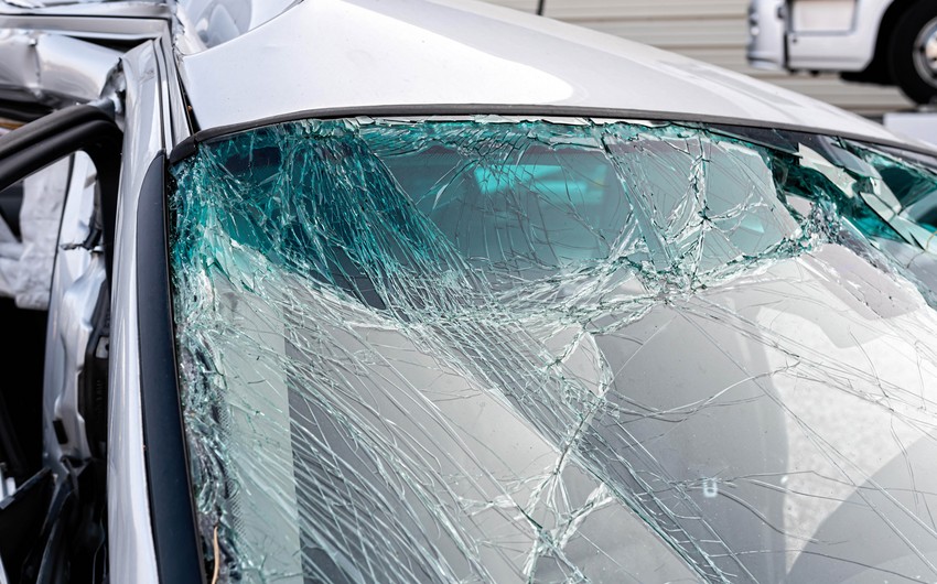 Bakıda iki avtomobil toqquşub, 1 ölü, 5 yaralı var