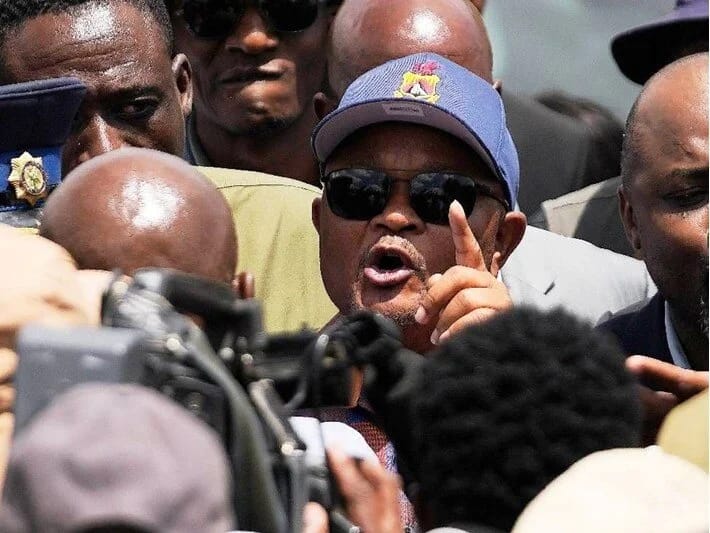 Cənubi Afrikada polis naziri vəzifəsindən kənarlaşdırıldı