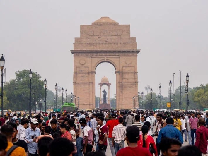 Ailəsinin əmanətlərini oğurlayaraq oğlunun nişanlısı ilə qaçıb