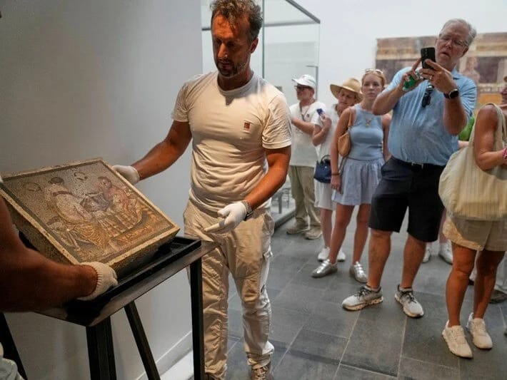 80 illik sirr açıldı: Oğurlanmış erotik mozaika vətəninə qaytarıldı