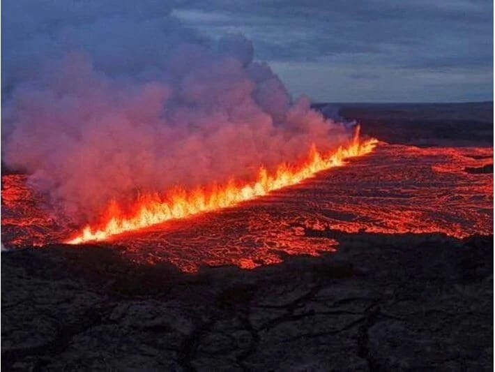 İslandiyada vulkan püskürdü