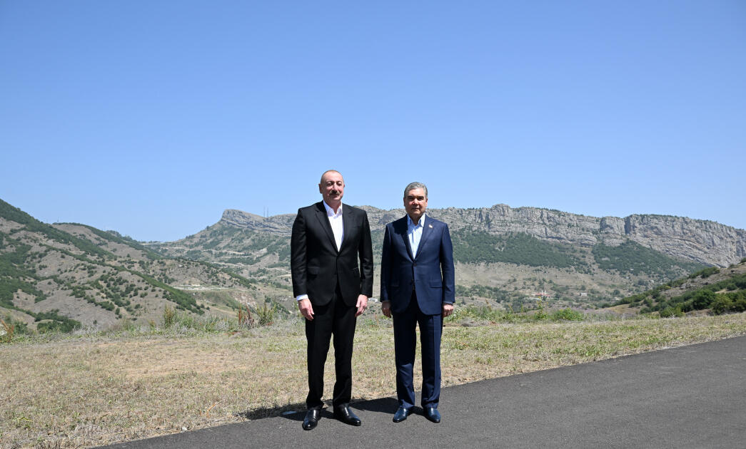 İlham Əliyev və Qurbanqulu Berdiməhəmmədov Daşaltı kəndinin fonunda şəkil çəkdiriblər - FOTO