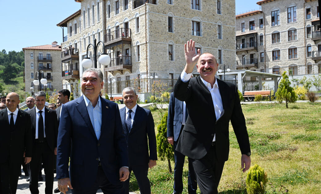 Prezident İlham Əliyev və Türkmənistan Xalq Məsləhətinin sədri Şuşada inşa edilmiş birinci yaşayış kompleksində olublar - FOTO