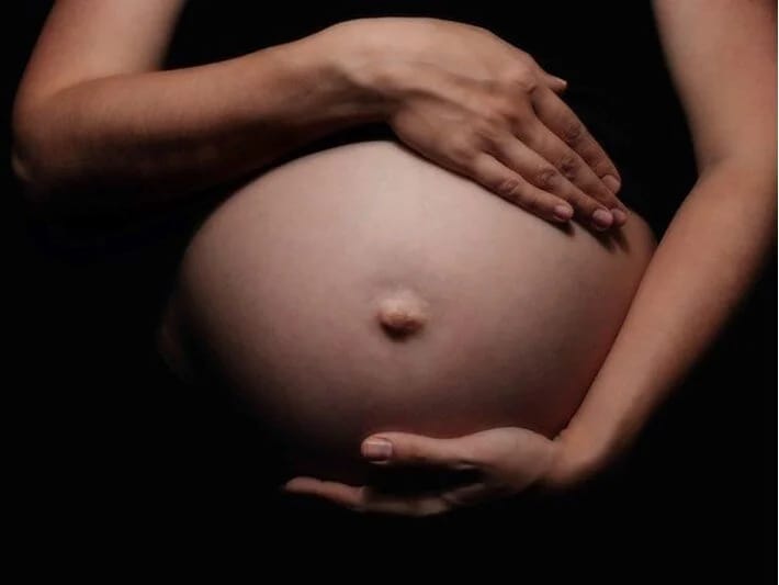 Daşıyıcı ana qalmaqalı: Bir evdə 21 körpə tapıldı