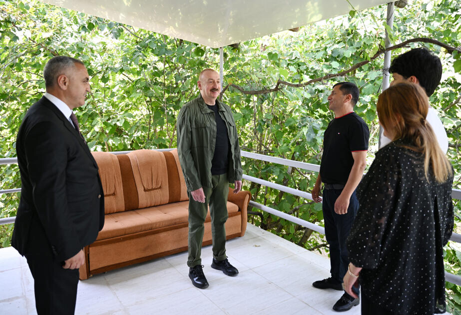 Prezident İlham Əliyev Xocalının Xanyurdu kəndində olub, kəndə köçən bir qrup sakinlə görüşüb - FOTO