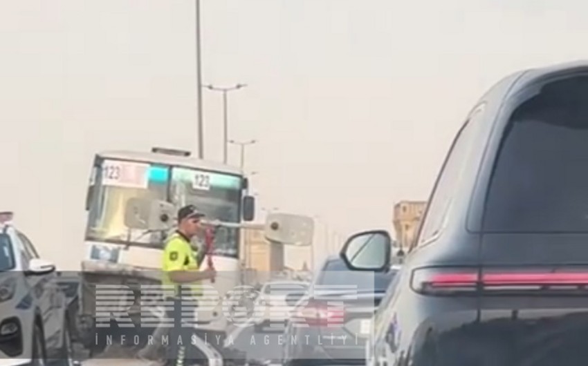 Sumqayıtda sərnişin avtobusu işıq dirəyinə çırpılıb, yaralananlar var