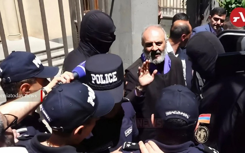 Erməni arxiyepiskop deputat və məmurlarla bağlı məhkəməyə müraciət edib