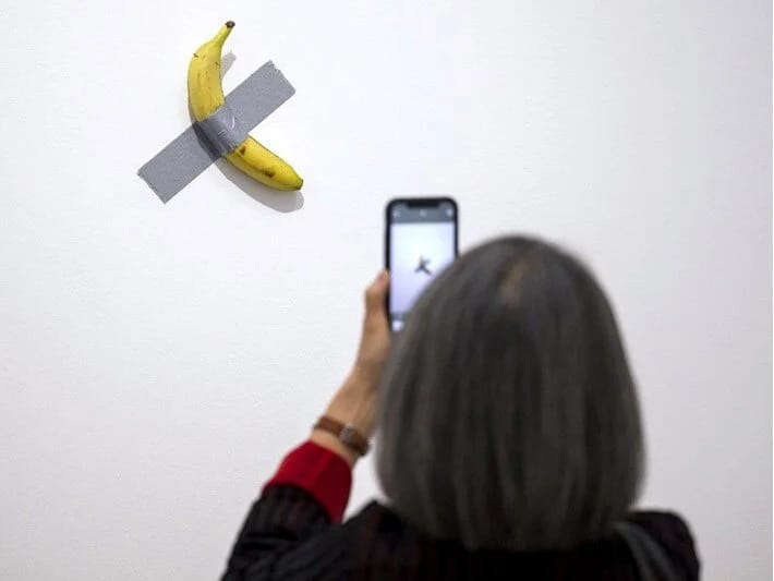 Muzeydə nümayiş etdirilən 6 milyon dollarlıq banan yenidən yeyilib