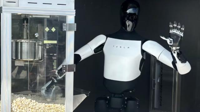 İlon Maskın retro Tesla restoranı pərəstişkarları ilə dolub