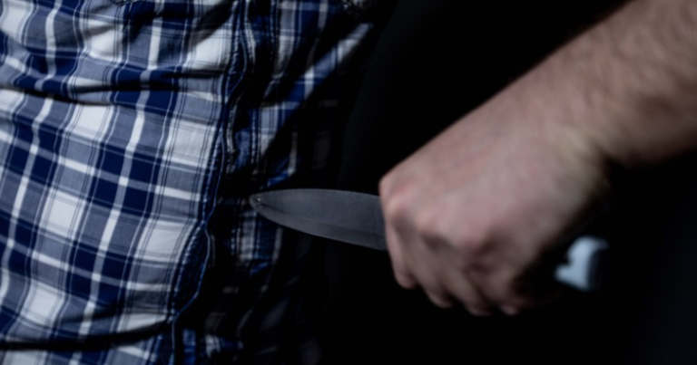 Gəncədə 24 yaşlı oğlan iki qardaşı bıçaqlayıb qaçdı