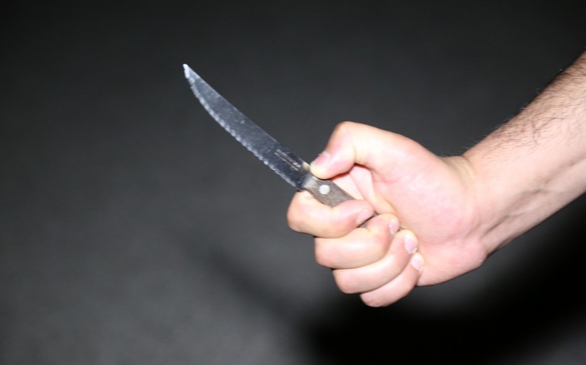 Neftçalada kişi arvadını evdə və qayınatasını isə parkda bıçaqlayıb