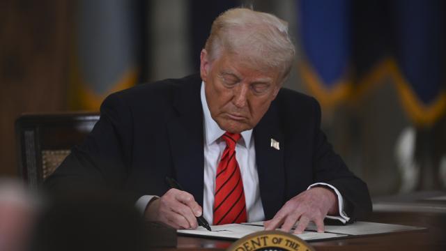 Tramp süni intellekt şirkətlərinə yol açacaq sərəncamlar imzalayıb