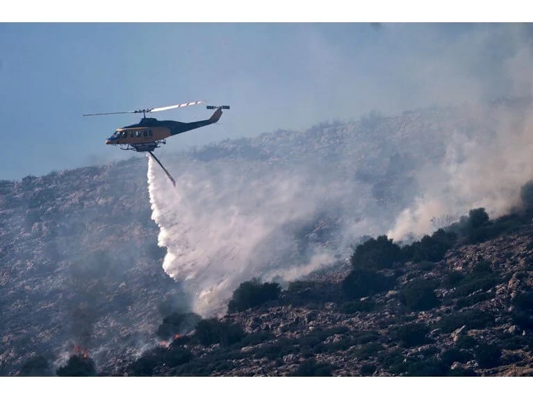 Yunanıstanda yanğınsöndürən helikopter dənizə düşüb