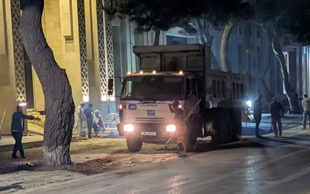 Gecə ilə səkini tutub, ağacların dibini asfaltlayaraq parkinq etdilər - Cəzalandırılanlar var