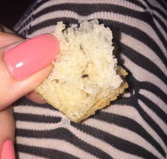 Mağazadan alınan çörəyin içindən böcək çıxdı - FOTOLAR