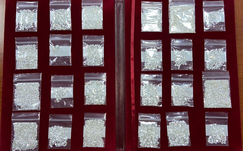 Azərbaycan gömrükçüləri növbəti dəfə brilyant qaşlar aşkar edib