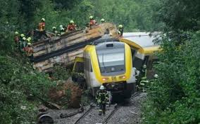 Rəsmi: Almaniyada qatar qəzasında üç nəfər ölüb, 50 nəfər yaralanıb