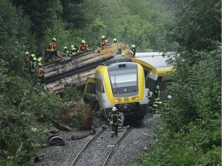 Almaniyada sərnişin qatarı relsdən çıxıb: 4 nəfər ölüb