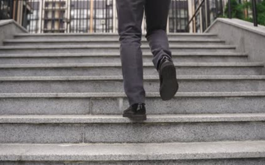 Qaxda kişi restoranda pilləkəndən yıxılaraq ölüb