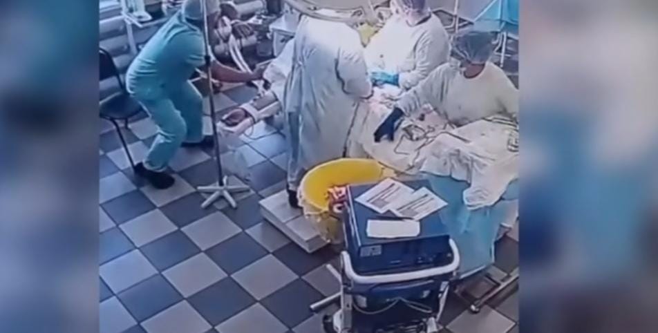 Zəlzələ anının görüntüsü: Həkimlər xəstəni qoyub qaçmadı - VİDEO