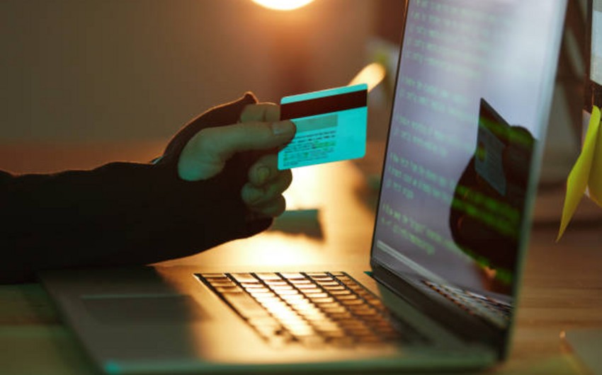 Azərbaycan banklarının adından saxta profillərlə kartlardan pul oğurlayan Türkiyə vətəndaşı həbs edilib