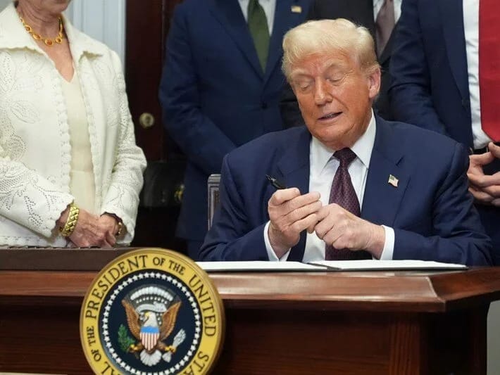 Tramp Ağ Evə dəbdəbəli toxunuş edir: 200 milyon dollar ödəyəcək