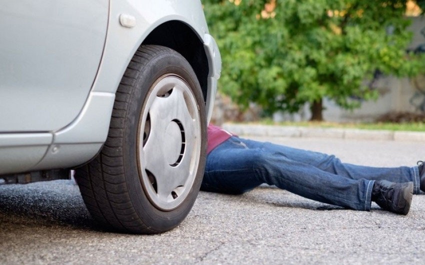 Qalada avtomobil piyadanı vuraraq öldürüb