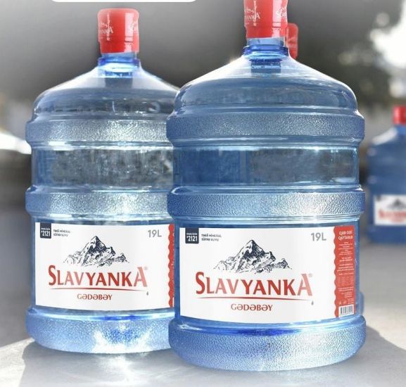 “Slavyanka” su brendindən NARAZILIQ – “Sudan iy gəlir, qabları yosun bağlayıb” – Foto