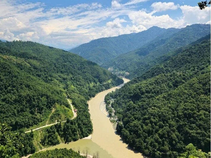 Hindistanda avtomobil su kanalına çırpılıb 11 nəfər ölüb