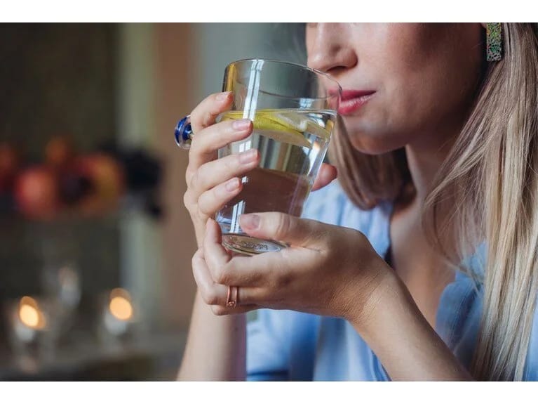 Harvard mütəxəssisi izah edir: Limonlu su həqiqətən faydalıdırmı?