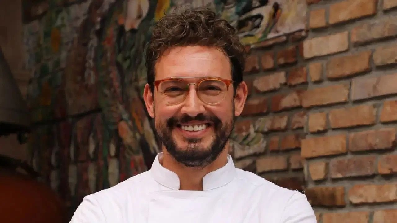 Məşhur aşpaz İslamı qəbul etdi, namaz qıldı