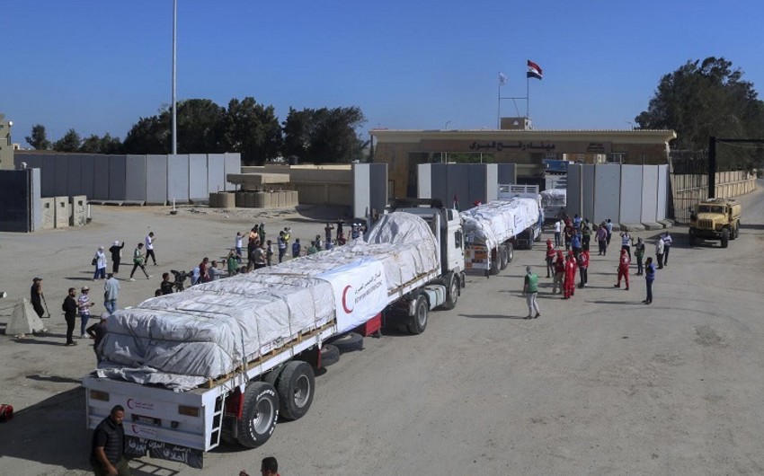 Qəzzada humanitar yük daşıyan maşın aşıb, 20 nəfər həlak olub