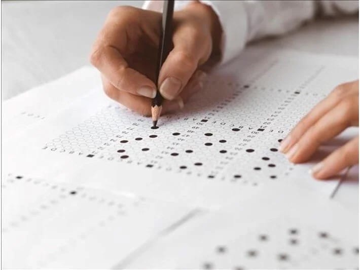 Uşağı üçün imtahan suallarını oğurlamağa çalışan ana tutulub