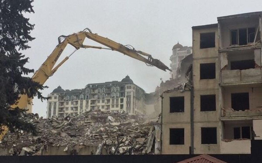 “Sovetski”də qəzalı binaların söküntüsünə başlanılıb