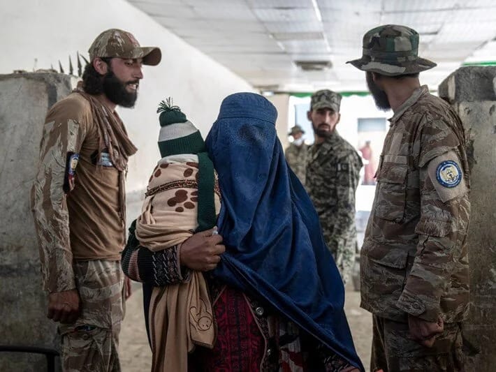 Əfqan qadınlar Taliban məhdudiyyətlərinə məhəl qoymurlar